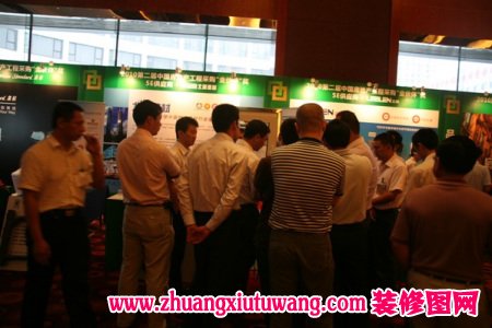 图为万科集团采购部副总经理都军等人参观北新建材展位 图为万科集团采购部副总经理都军等人参观北新建材展位