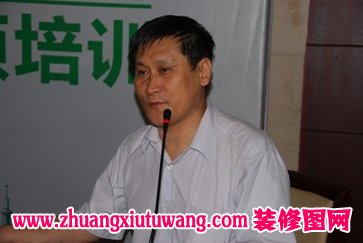 图为王军现场培训地板产品专业知识 图为王军现场培训地板产品专业知识