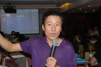 图为孙嘉辉现场讲解市场营销规范 图为孙嘉辉现场讲解市场营销规范